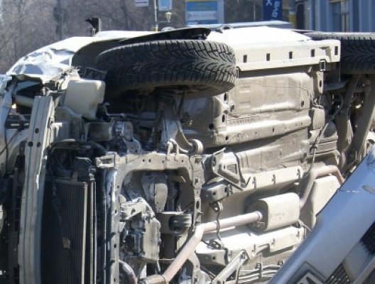 Autoturism răsturnat la Topalu: 3 răniţi